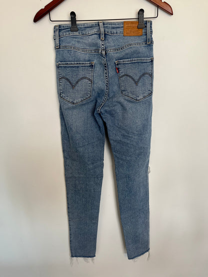 Jeans Levi's - Vue arrière sur fond blanc