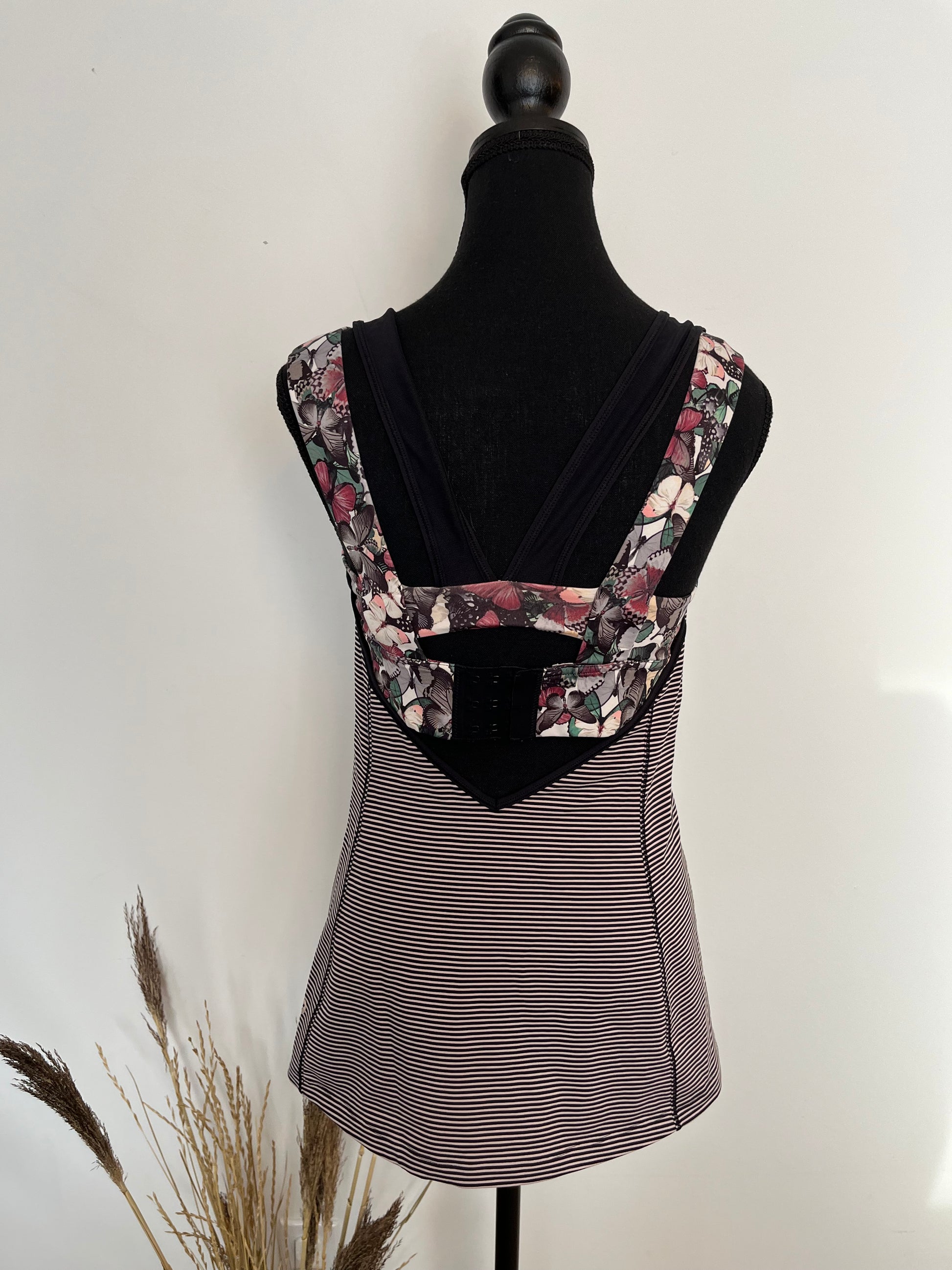 Camisole Lululemon - Vue arrière sur fond blanc et sur mannequin