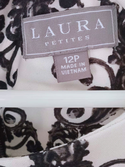 Robe noire et blanche à imprimé floral