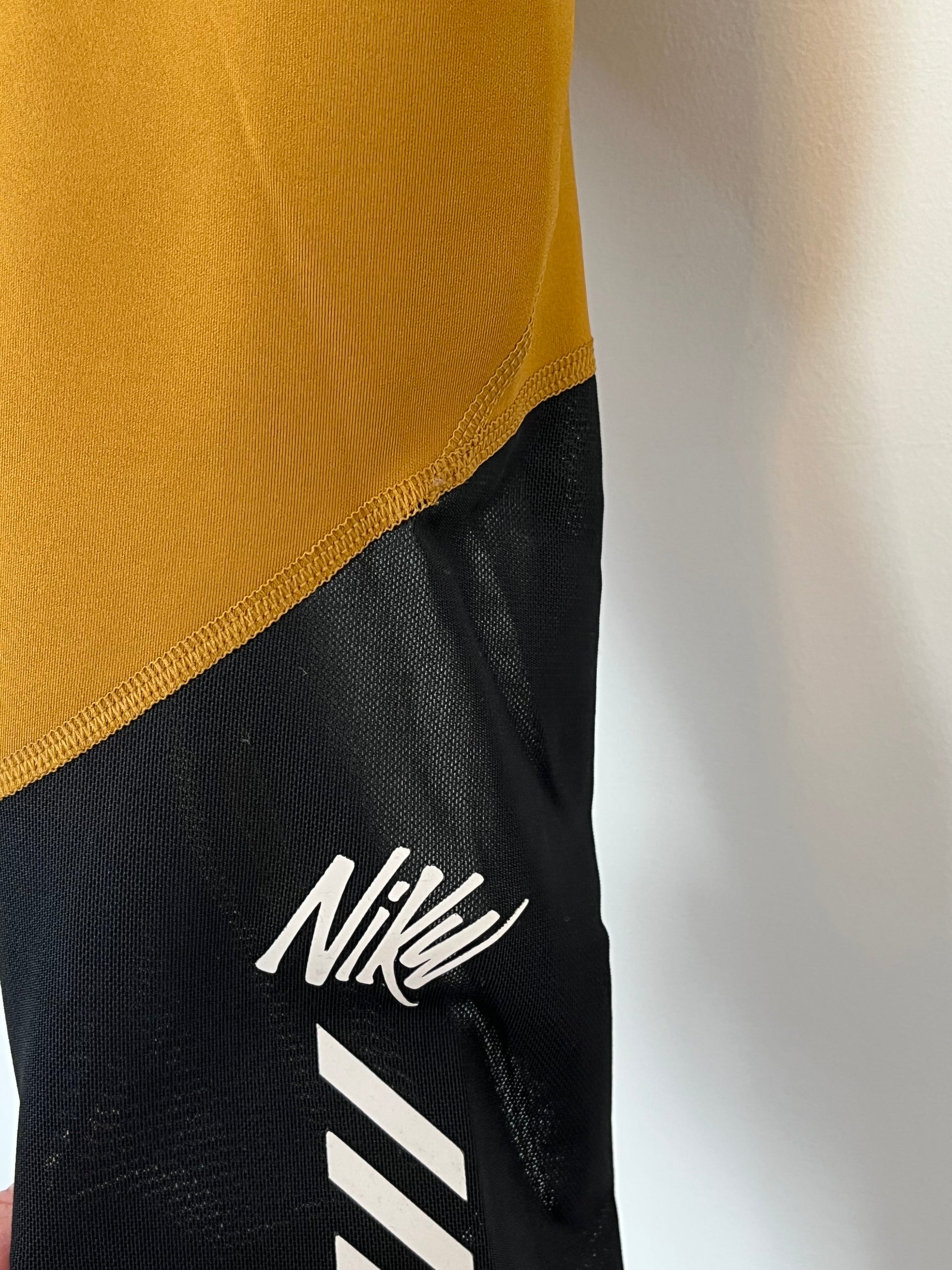 Legging Dri-Fit or et noir (P) – Nouvelle Avenue Friperie