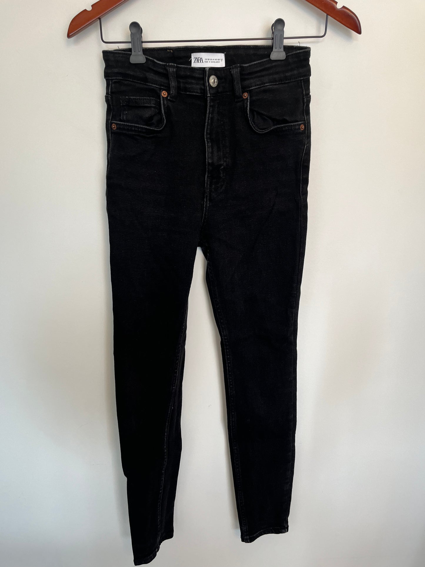 Jeans Zara - Vue avant sur fond blanc