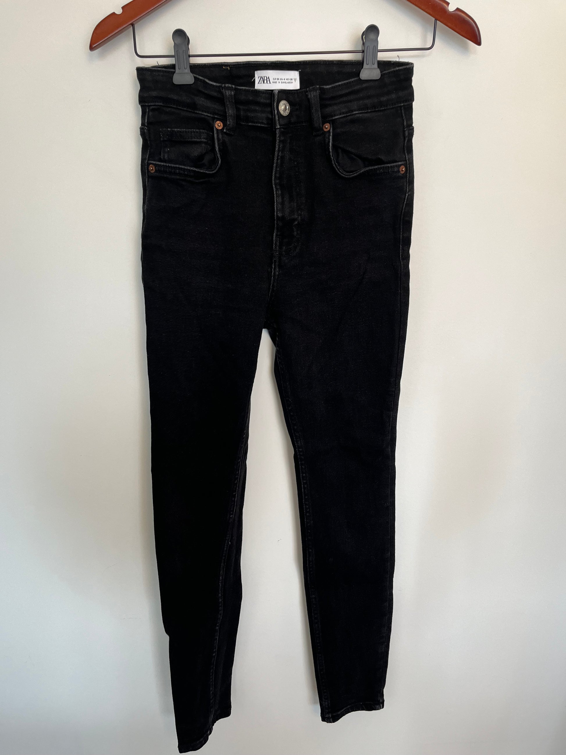 Jeans Zara - Vue avant sur fond blanc