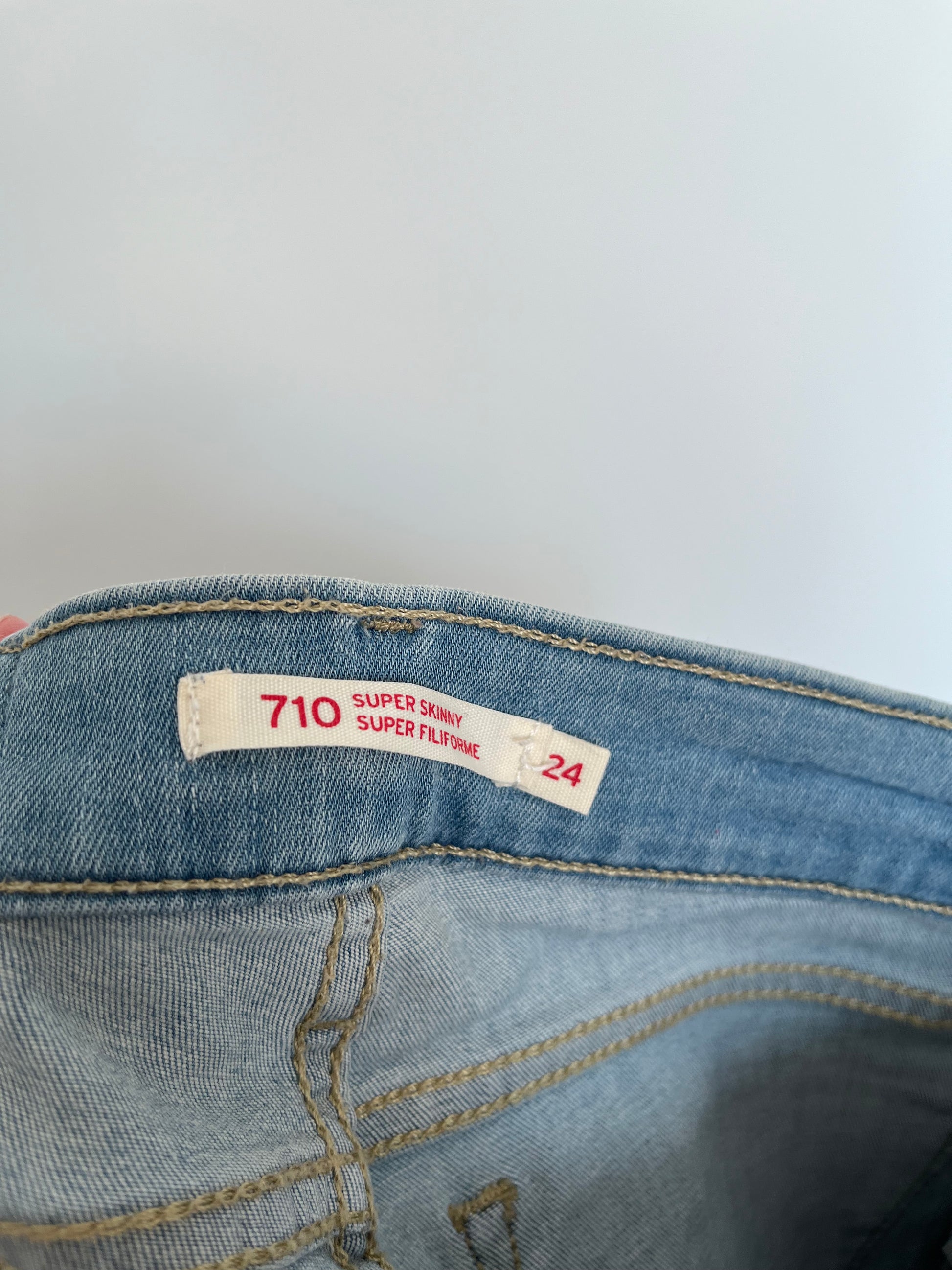 Jeans Levi's, seconde main, disponible en ligne sur Nouvelle Avenue Friperie