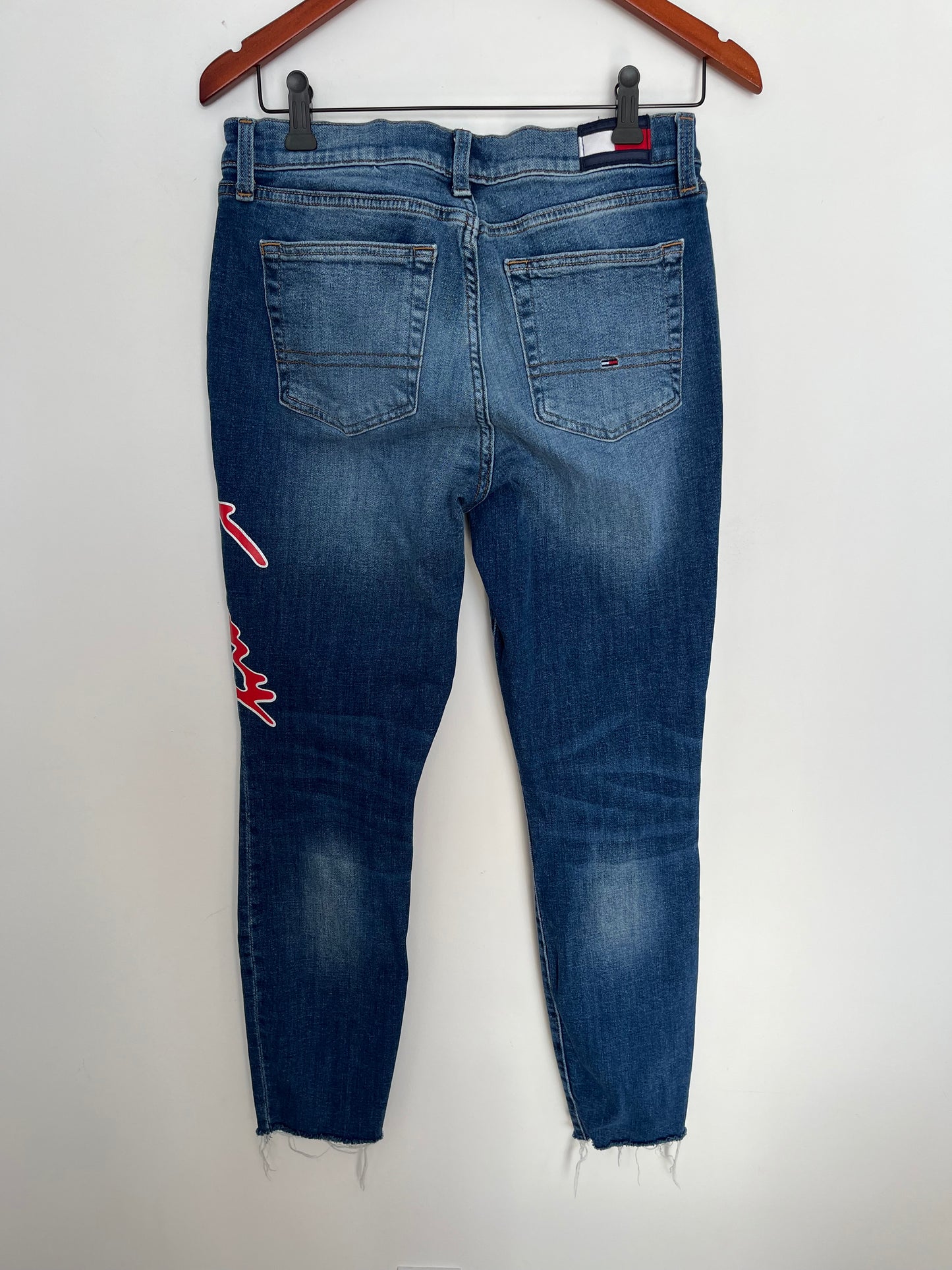 Tommy Hilfiger Jeans - Vue arrière sur fond blanc 