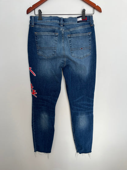 Tommy Hilfiger Jeans - Vue arrière sur fond blanc 