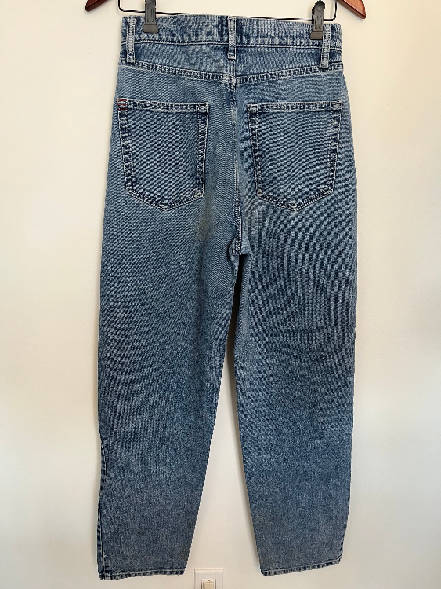 Jeans BDG - Vue arrière sur fond blanc