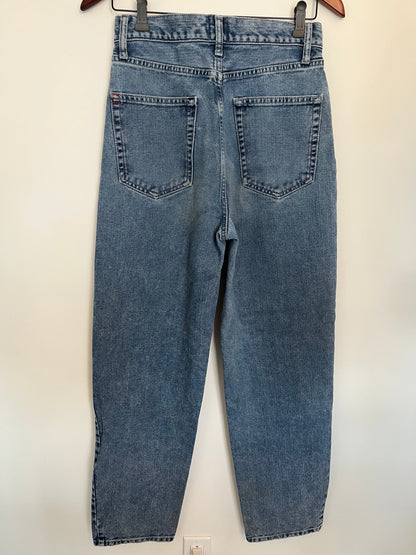 Jeans BDG - Vue arrière sur fond blanc