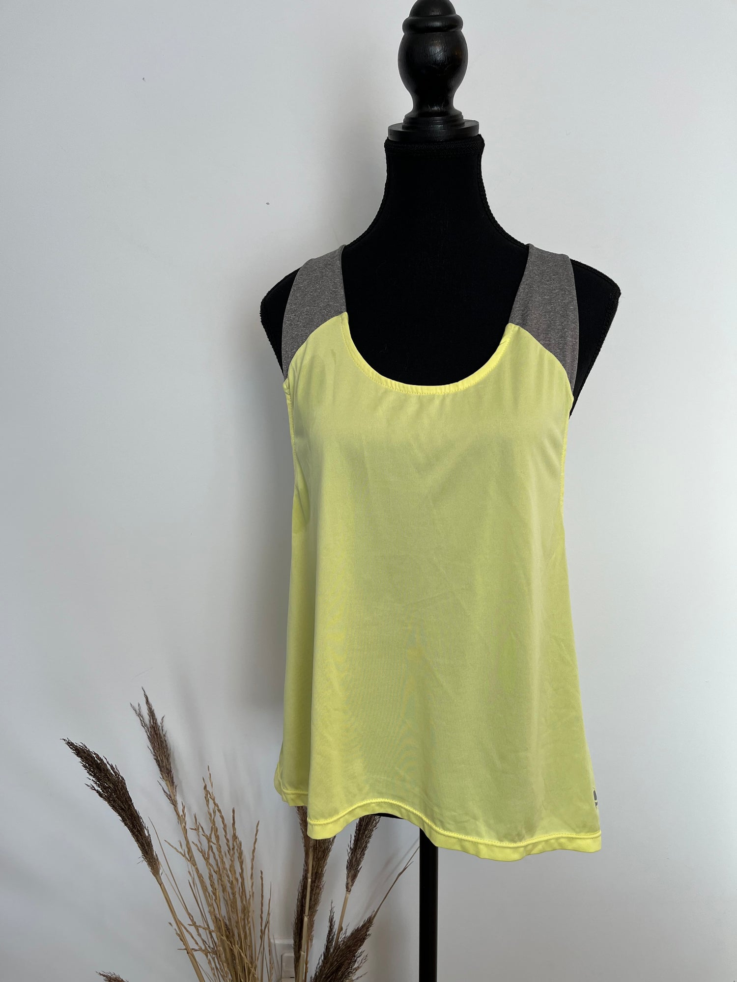 Camisole Marika Tech - Vue avant sur fond blanc