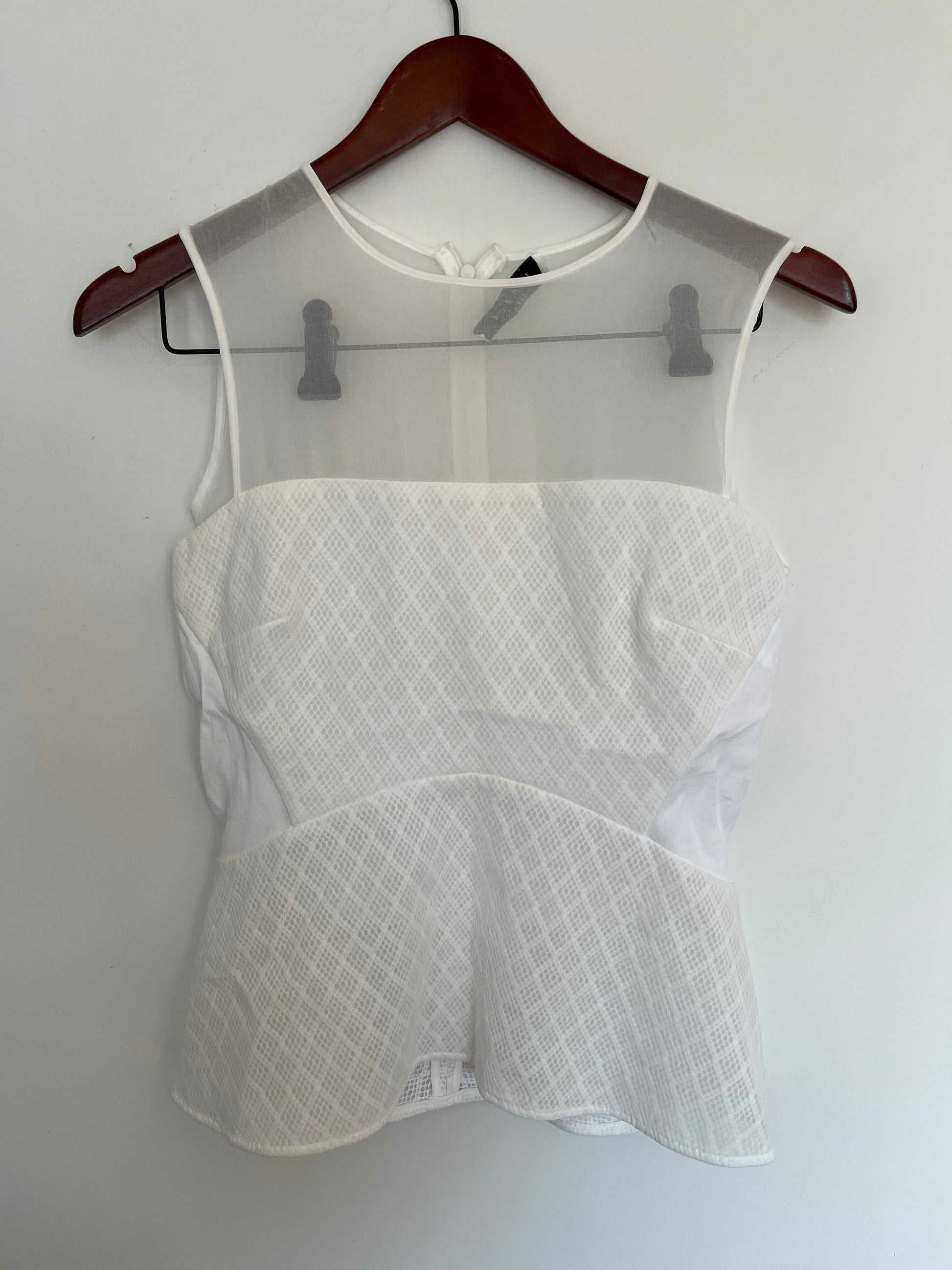 Camisole Sandro - Vue avant sur fond blanc