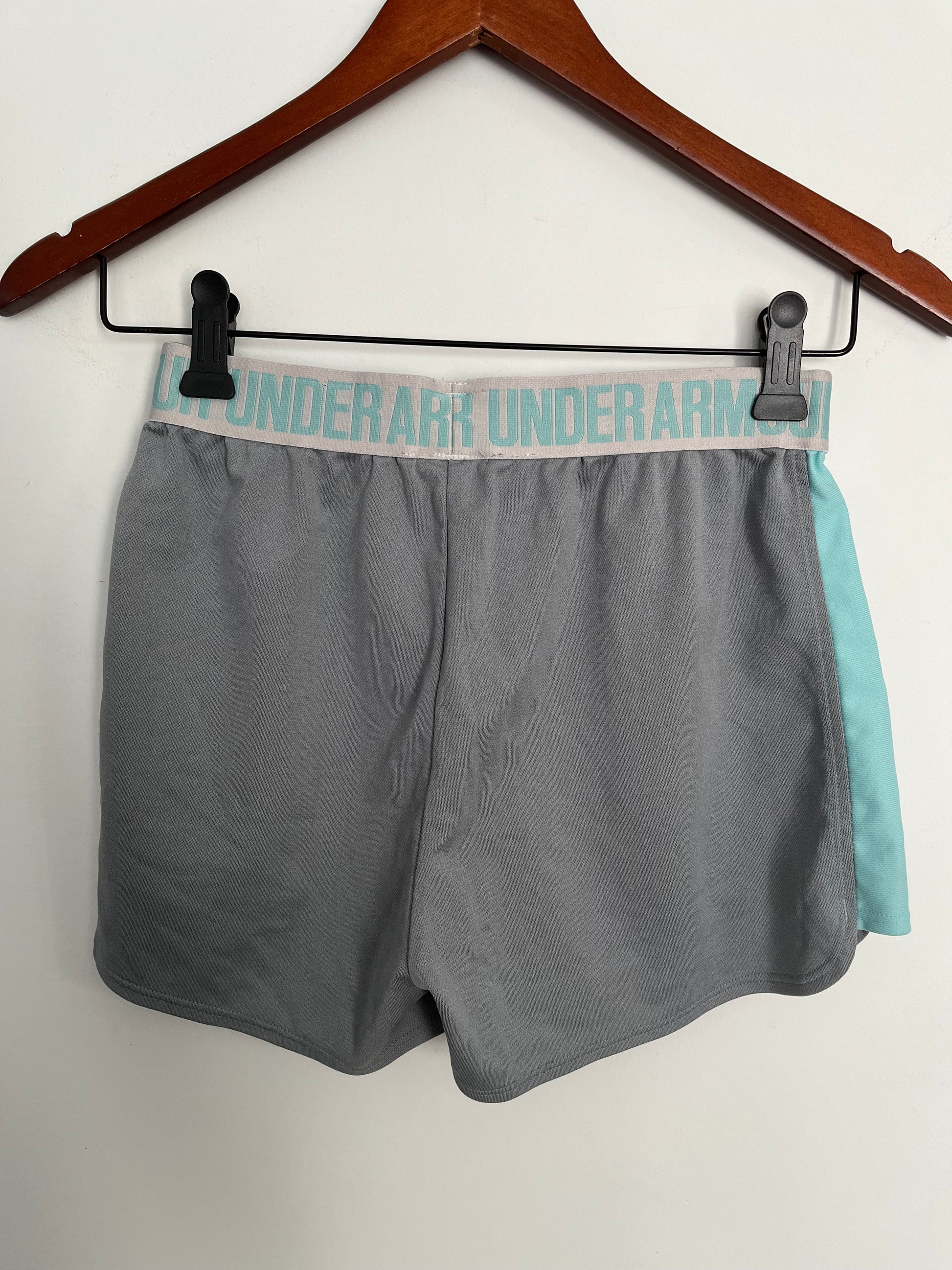 Short Under Armour - Vue arrière sur fond blanc