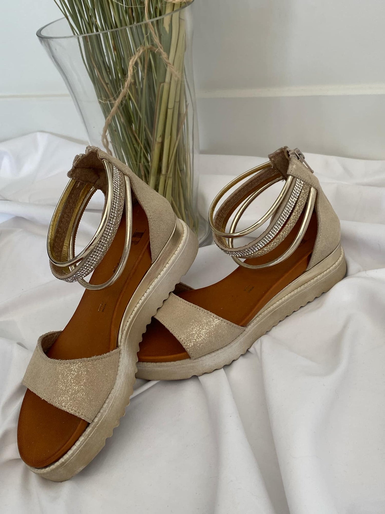 Sandales Browns - Vue avant sur fond blanc