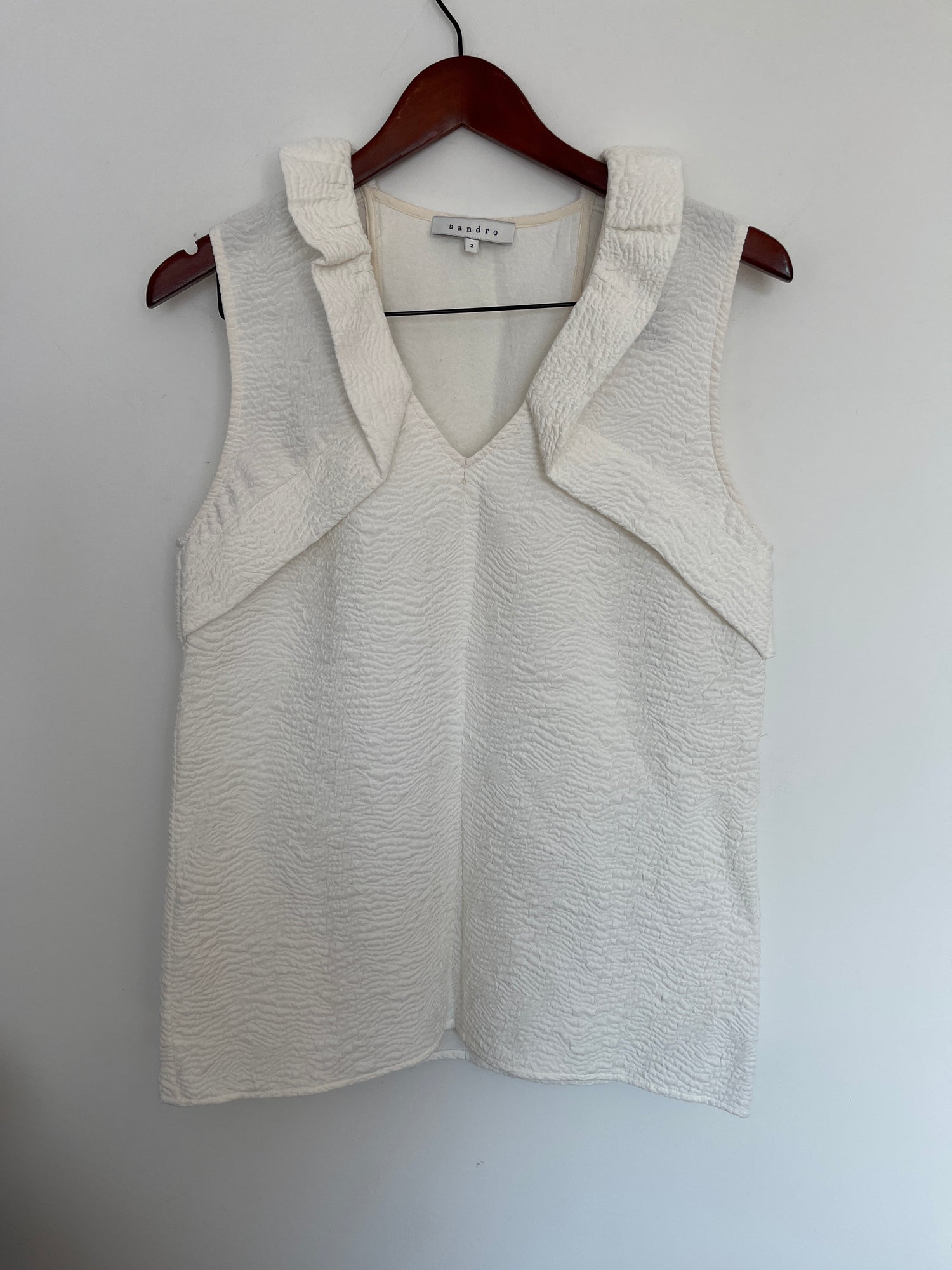 Camisole Sandro - Vue avant sur fond blanc