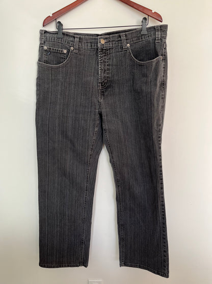 Jean Lois - Vue avant sur fond blanc