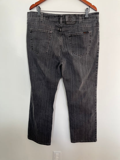 Jean Lois - Vue arrière sur fond blanc