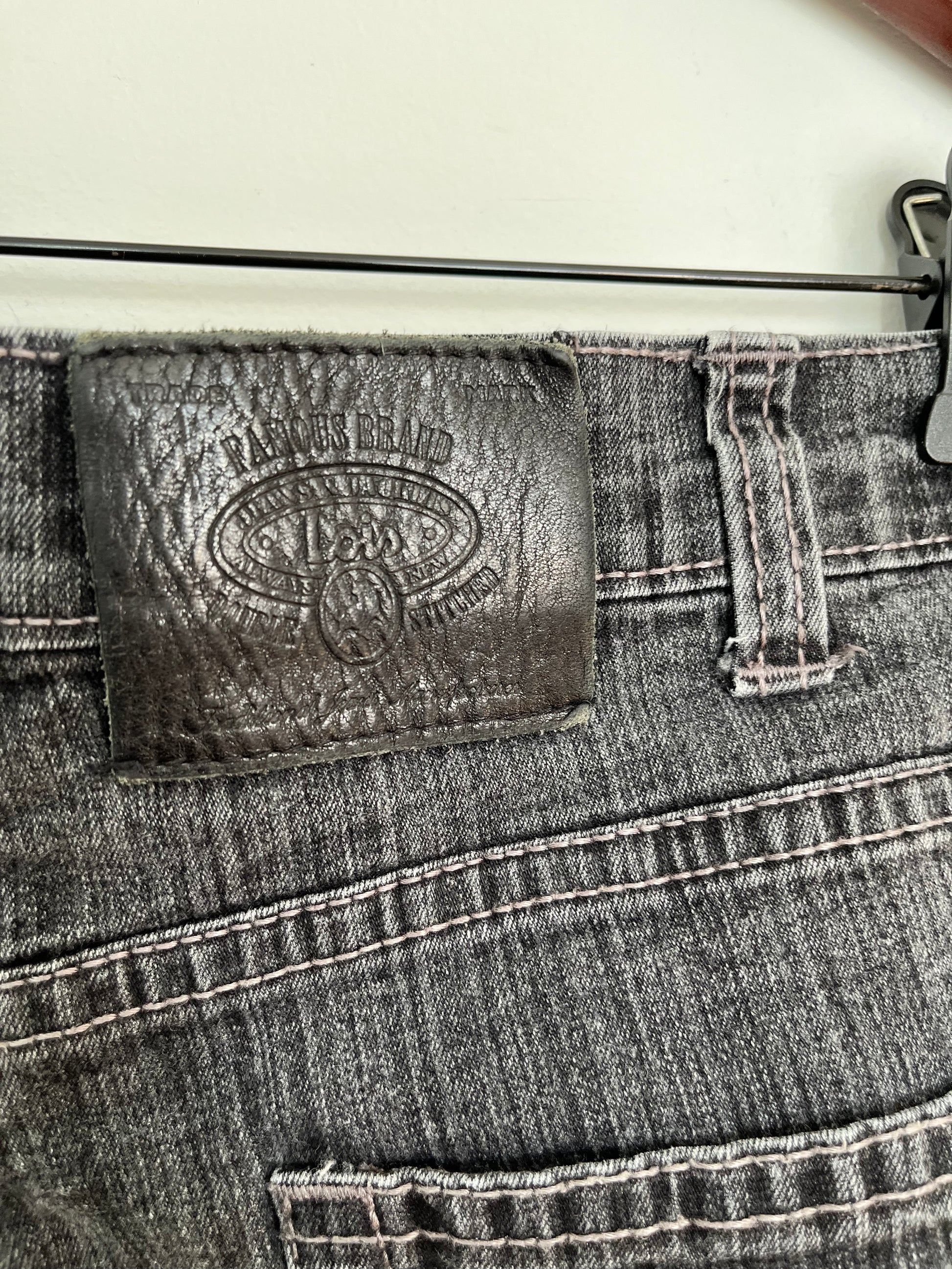 Jean Lois - Vue arrière sur fond blanc