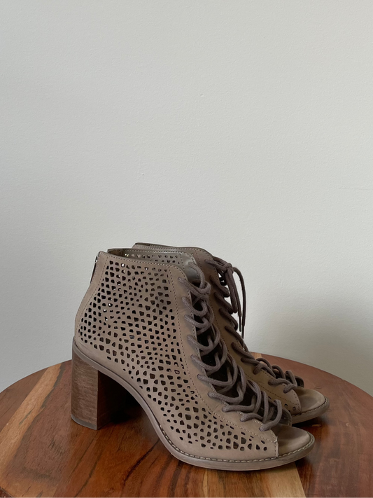 Bottillions Vince Camuto - Vue du côté droit sur fond blanc