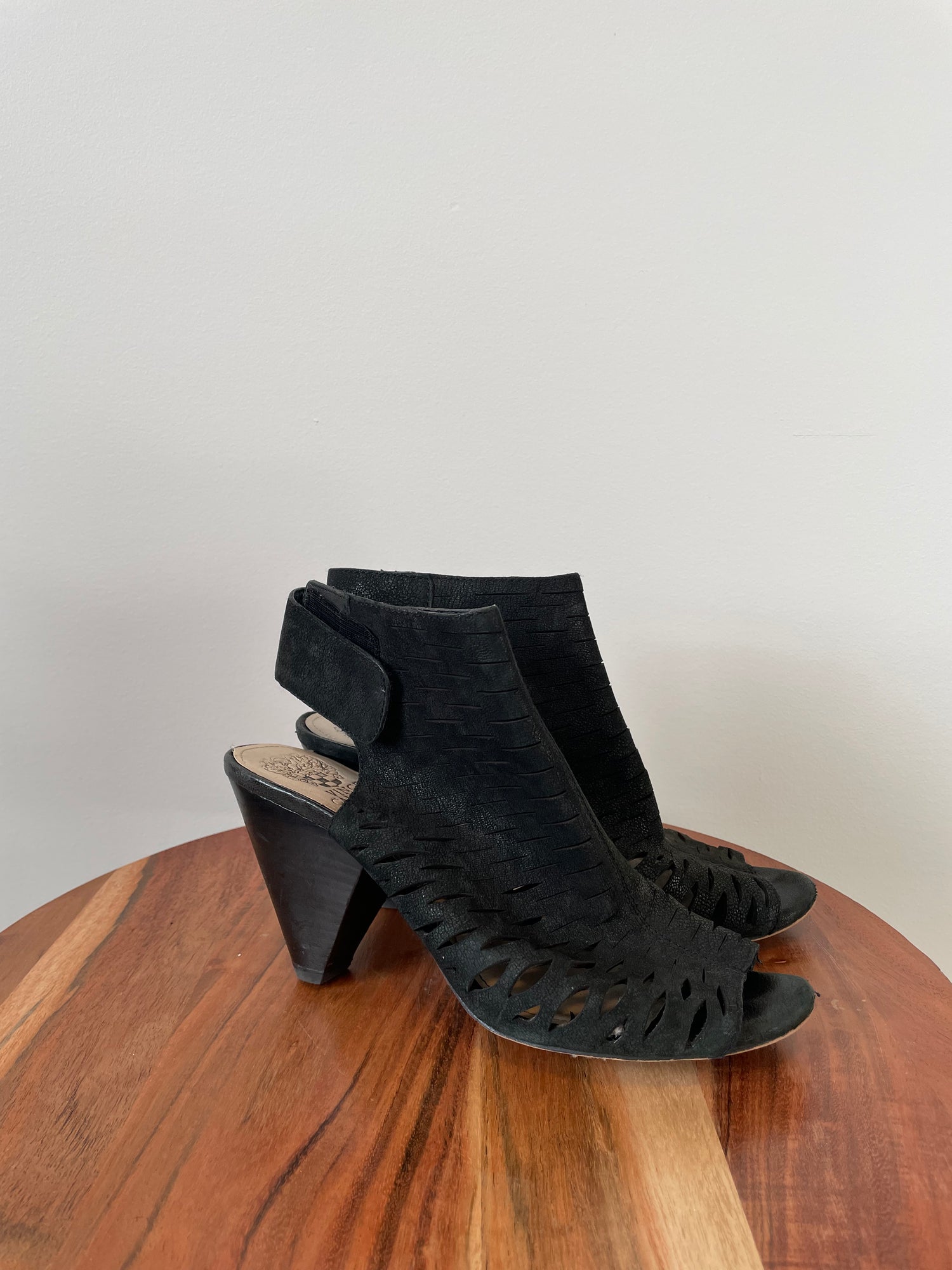 Souliers Vince Camuto - Vue du côté droit sur fond blanc
